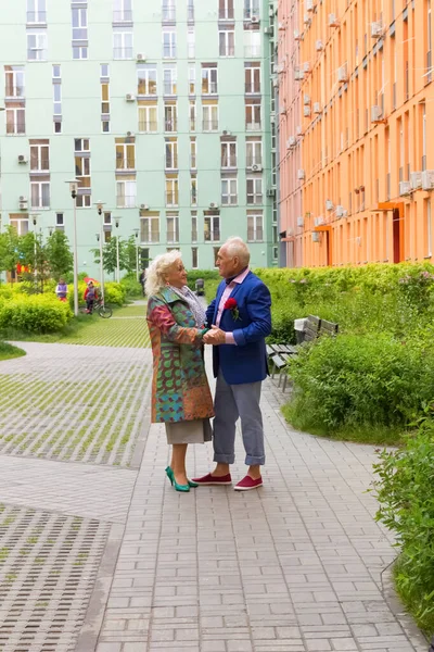 検疫後の夫婦の幸せ高齢者 ヨーロッパの都市 散歩中のお年寄り夫婦は — ストック写真