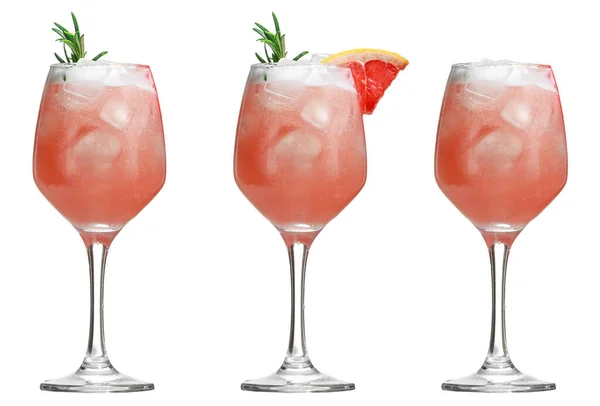 Bebida Alcoólica Com Frutas Tropicais Ervas Gelo Três Coquetéis Alcoólicos — Fotografia de Stock