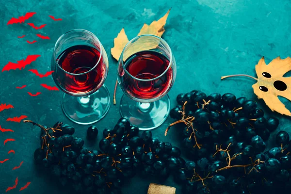 ハッピーハロウィーンワイン 面白い幽霊の顔 落ち葉やコウモリ — ストック写真