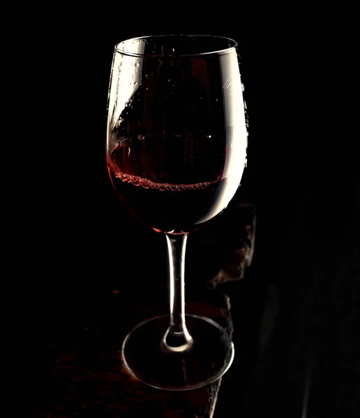 Rotwein Glas Auf Dunklem Alten Brett — Stockfoto