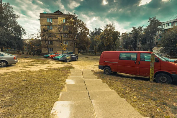 Városkép Régi autó áll a járdán, európai város poszt-szovjet állam, építészet — Stock Fotó