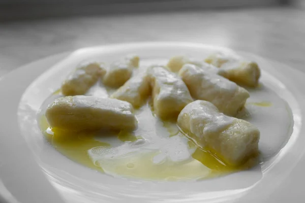 Primo piano di gnocchi con ricotta o gnocchi senza ripieno piatto leggero slavo, cibo vegetariano, colazione sana — Foto Stock