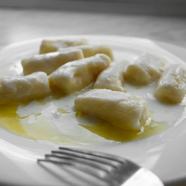 Närbild av dumplings med keso eller Dumplings utan fyllning - slavisk lätt maträtt, vegetarisk mat, hälsosam frukost — Stockfoto