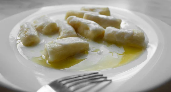 Närbild av dumplings med keso eller Dumplings utan fyllning - slavisk lätt maträtt, vegetarisk mat, hälsosam frukost — Stockfoto