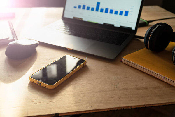 Современная настольная установка фрилансера с ноутбуком, смартфоном и наушниками. Концепция удаленной работы, домашний офис