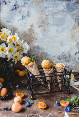 Tatlı meyve dondurma rustik ahşap zemin üzerine Close-up 