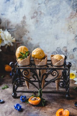 Tatlı meyve dondurma rustik ahşap zemin üzerine Close-up 