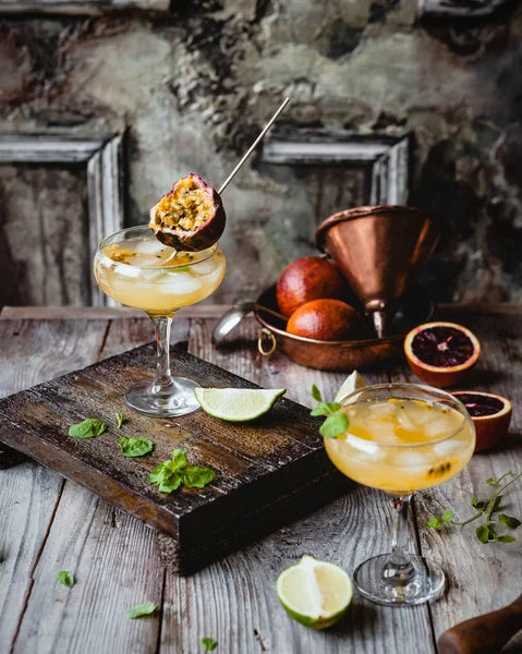 vintage pano rustik ahşap zemin üzerine yeşil limonlu tatlı ev yapımı kokteyller Close-up bırakır 