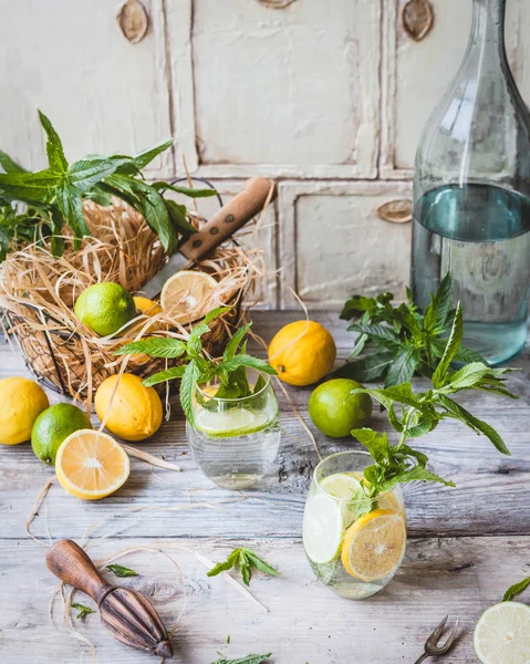 Ev yapımı limonata limon dilimleri ve nane yaprakları vintage ahşap tablo