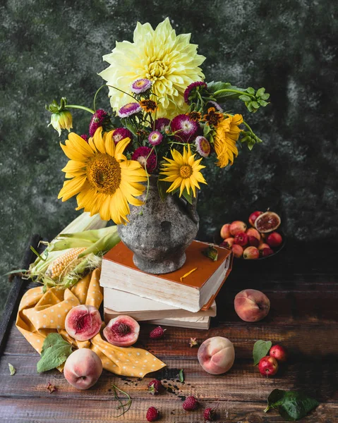 Różne Owoce Jesieni Kwiaty Książki Nad Brązowy Drewniany Stół Żółtym — Zdjęcie stockowe