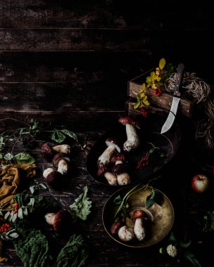 üstten görünüm karanlık rustik arka plan üzerinde beyaz mantar