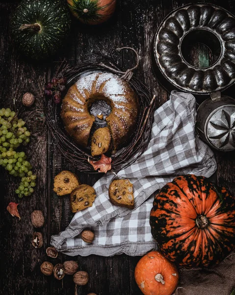 Somun kek üstten görünüm Turuncu kabak eski ahşap zemin üzerine 