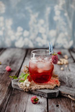 Soğuk kırmızı ahududu eski ahşap zemin ile kokteyl