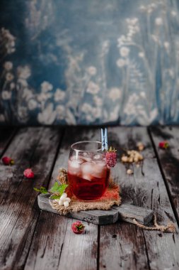 Soğuk kırmızı ahududu eski ahşap zemin ile kokteyl