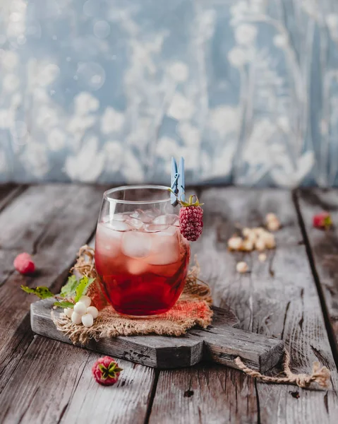 Soğuk kırmızı ahududu eski ahşap zemin ile kokteyl