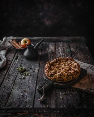 Tarçın baharat pastayla rustik ahşap arka plan üzerinde yuvarlandı. 