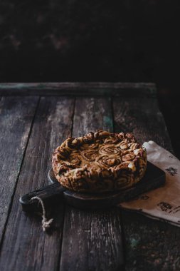 Tarçın pasta Ahşap Doğrama tahtası üzerinde rustik ahşap arka plan üzerinde haddelenmiş 