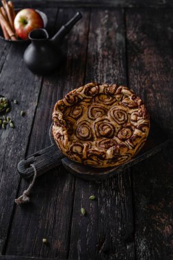 Tarçın baharat pastayla rustik ahşap arka plan üzerinde yuvarlandı. 