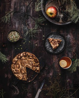 Üstten görünüm tarçın pasta rustik ahşap arka plan çam dalları ile haddelenmiş