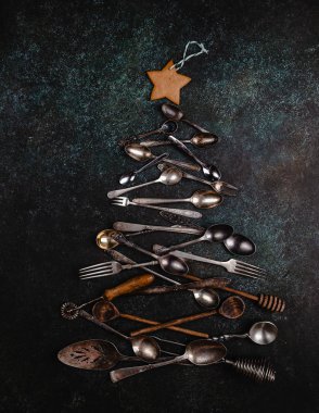 Vintage çatal eski koyu arka plan üzerinde yapılmış stilize Noel ağacının üstten görünüm