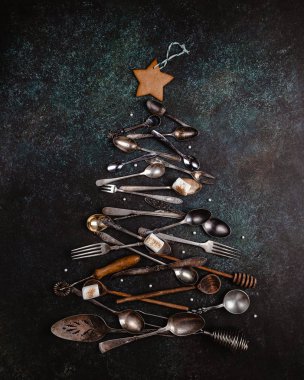 Vintage çatal eski koyu arka plan üzerinde yapılmış stilize Noel ağacının üstten görünüm