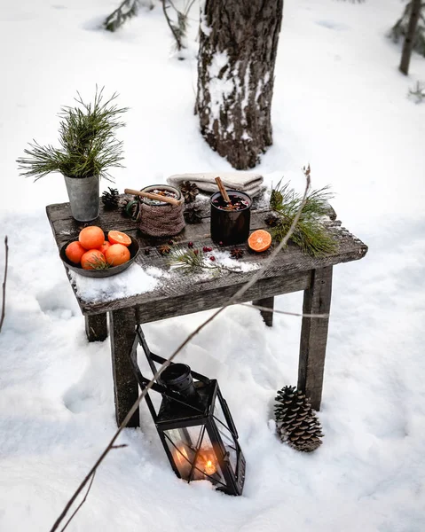 Piccante Caldo Con Arance Vecchio Tavolo Legno Nella Foresta Invernale — Foto Stock
