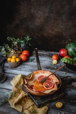 Sicilya portakal ve ahşap masa üzerinde kumkvat ile ev yapımı tart 