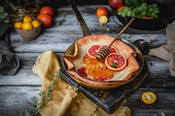 Tarta Casera Con Naranjas Sicilianas Kumkvat Mesa Madera —  Fotos de Stock