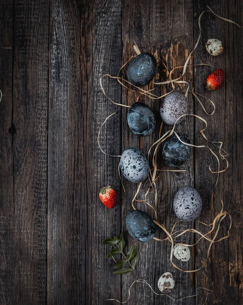 Pile Colored Quail Eggs Red Strawberries Dark Wooden Background — Stock Photo, Image