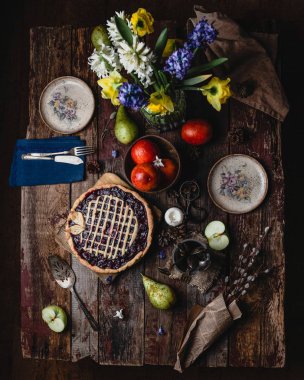 Taze çiçekler ile eski rustik arka planda ev yapımı Berry Pie 