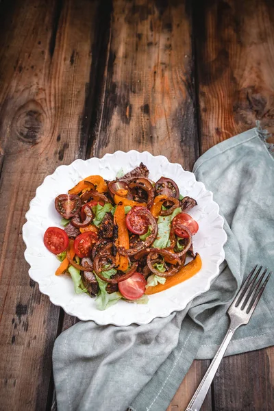 Insalata Calda Con Verdure Alla Griglia Cipolla Caramellata Arrosto Manzo — Foto Stock