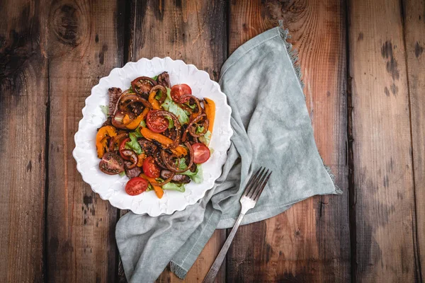 Insalata Calda Con Verdure Alla Griglia Cipolla Caramellata Arrosto Manzo — Foto Stock