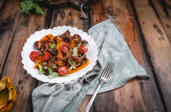 Insalata Calda Con Verdure Alla Griglia Cipolla Caramellata Arrosto Manzo — Foto Stock