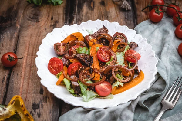 Insalata Calda Con Verdure Alla Griglia Cipolla Caramellata Arrosto Manzo — Foto Stock