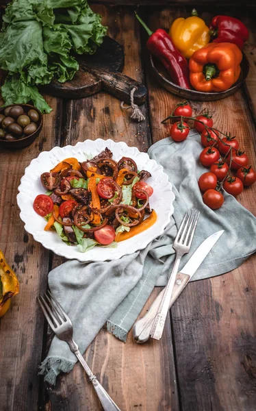 Warm Salad Grilled Vegetables Caramelized Onion Roasted Beef Wooden Table — Stock Photo, Image