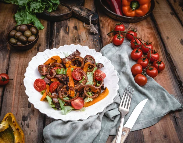 Insalata Calda Con Verdure Alla Griglia Cipolla Caramellata Arrosto Manzo — Foto Stock