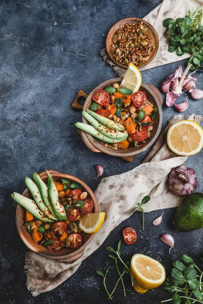 Insalata Fatta Casa Con Pomodorini Ciliegini Ceci Cachi Semi Avocado — Foto Stock