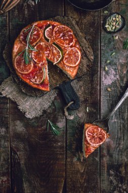 eski ahşap masa üzerinde Sicilya portakal ve biberiye dalları ile taze ev yapımı pasta