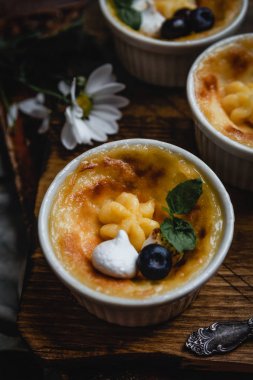 Ahşap tahta üzerinde bataklık bilberries ile taze ev yapımı krem brulee