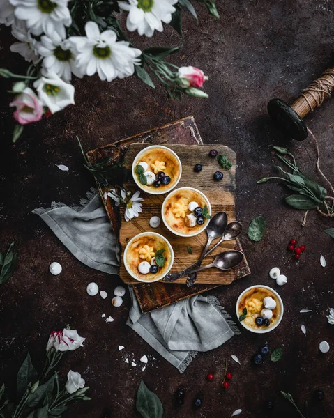 Crema Fresca Casera Brulee Con Arándanos Pantano Tablero Madera — Foto de Stock