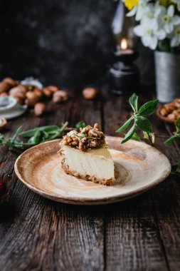 Ahşap tahta üzerinde fındık ve maracuya ile ev yapımı cheesecake parçası nın yakın görünümü