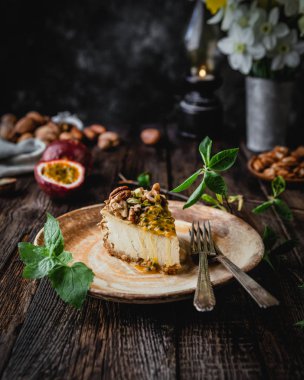 Ahşap tahta üzerinde fındık ve maracuya ile ev yapımı cheesecake parçası nın yakın görünümü