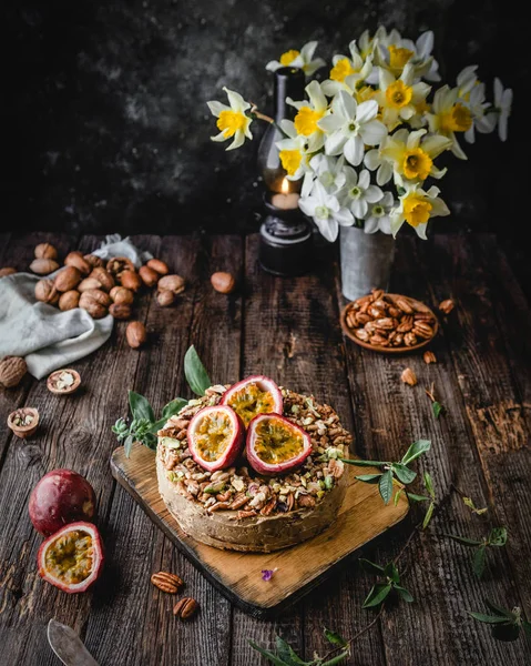 Tarta Queso Con Nueces Maracuya Con Ramo Jonquils Amarillos Sobre — Foto de Stock