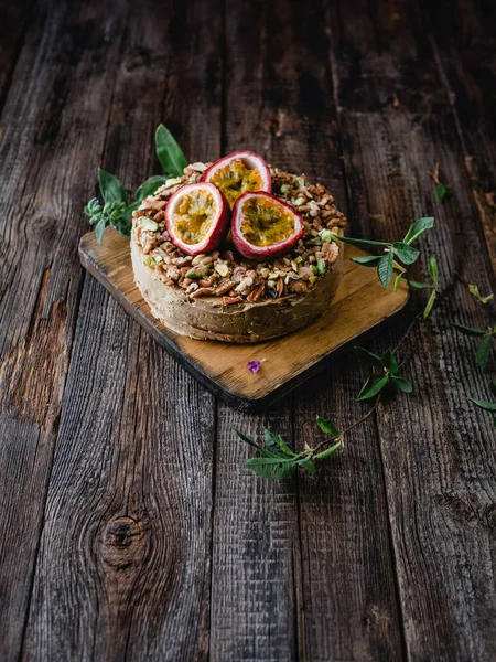 Torta Formaggio Con Noci Maracuya Servita Con Ramoscelli Verdi Sul — Foto Stock