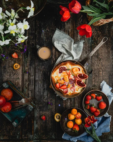 Pancake Con Albicocche Fresche Arance Rosse Tegame Rame Tavoletta Legno — Foto Stock