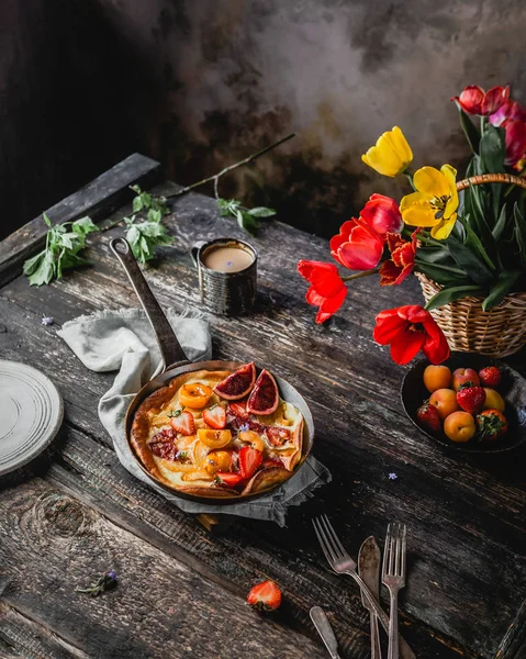 Pancake Con Albicocche Fresche Arance Rosse Tegame Rame Tavola Legno — Foto Stock