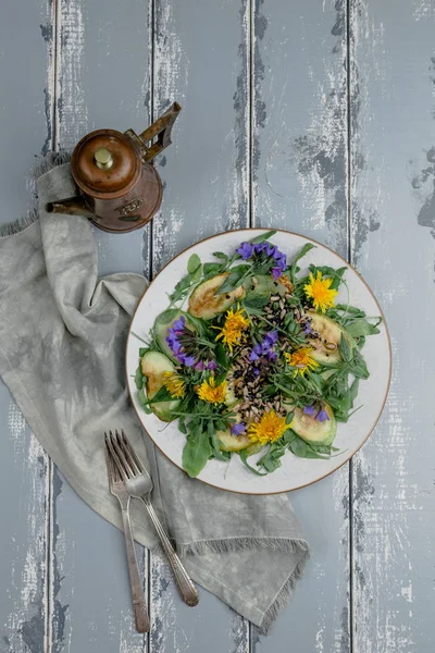 Insalata Fresca Primavera Verde Con Fiori Commestibili Sfondo Legno Bianco — Foto Stock