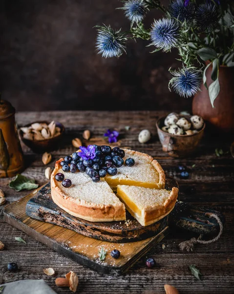 Pastel Limón Casero Decorado Con Arándanos Mesa Madera — Foto de Stock