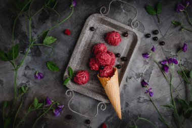 Taş gri arka plan üzerinde ev yapımı ahududu dondurma 