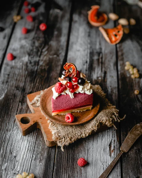 Rebanada Pastel Queso Casero Berry Decorado Con Bayas Frescas Mesa — Foto de Stock
